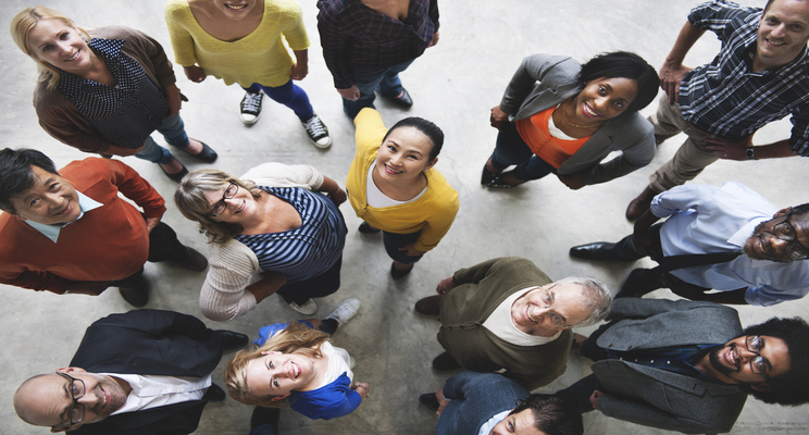 Gruppo di donne e uomini ripreso dall'alto