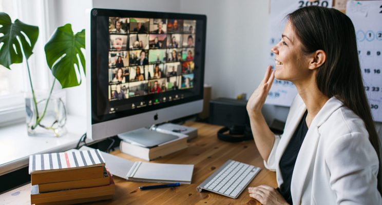 Lavoro: donna al pc saluta colleghi in videocall