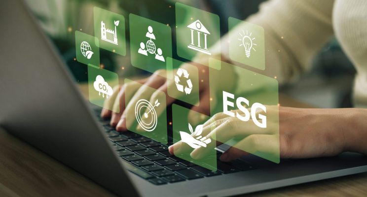 Dita che scrivono al pc. In sovrimpressione icone dei temi trattati al WEF, tra cui gli ESG