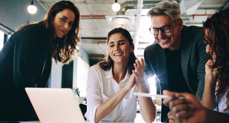 Settimana corta: persone in ufficio che conversano