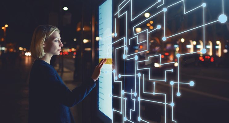 Ragazza che svolge una professione ICT lavorando ad uno schermo digitale