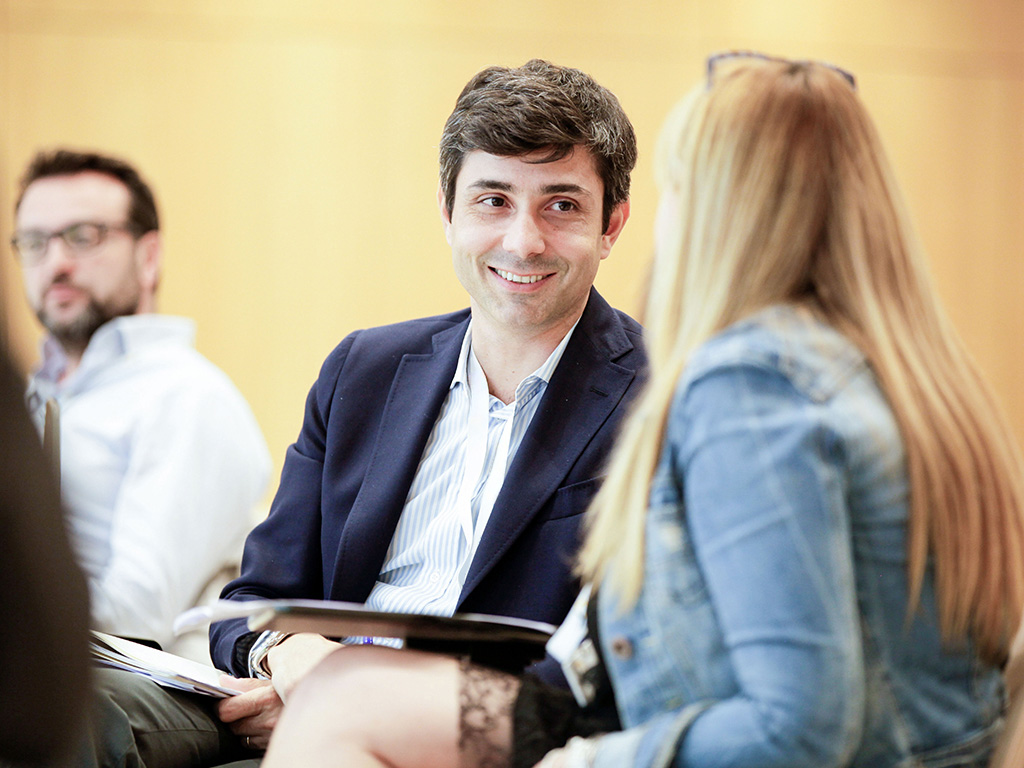 Primo piano di un mentor che parla con una mentee del programma di Mentorship di Valore D.