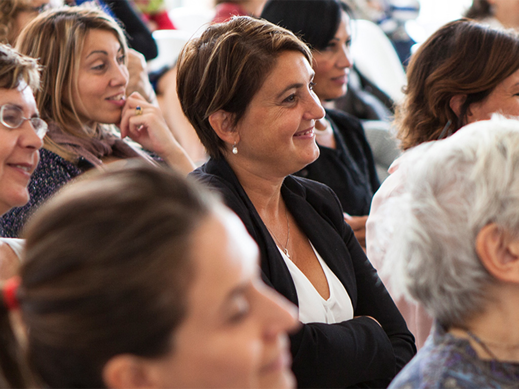 Platea di professioniste che partecipa a un evento organizzato da Valore D.