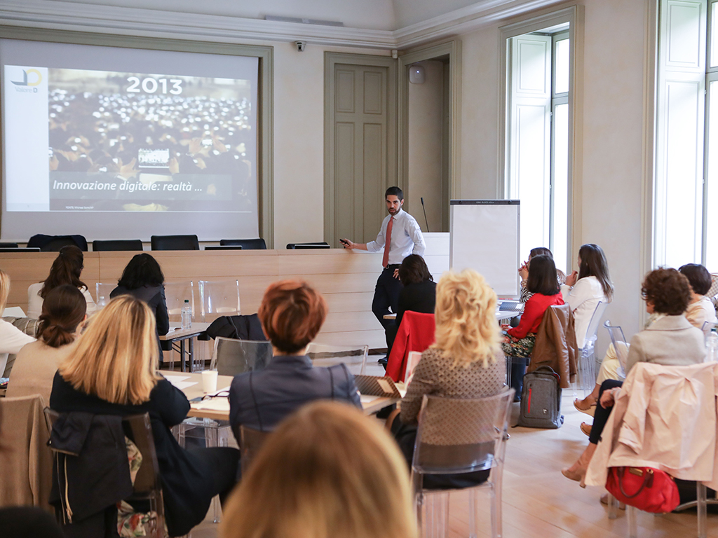 Gruppo di persone che segue un corso di formazione in aula.