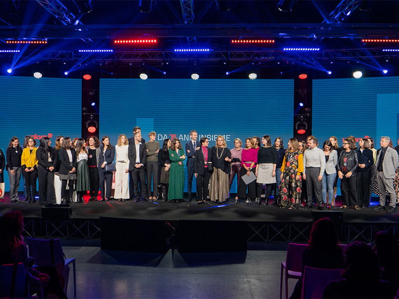 Team di Valore D sul palco a un evento dell’associazione.