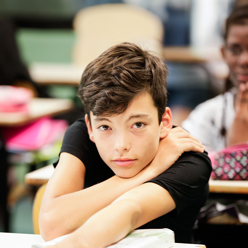 Primo piano di uno studente della scuola secondaria di primo grado che partecipa al programma Inspiring Girls.