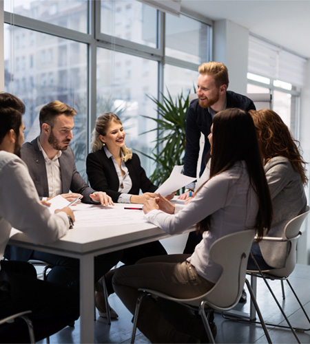 Gruppo di persone durante una riunione di azienda.​