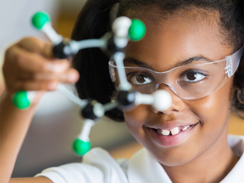 Bambina che sperimenta nel laboratorio di scienze.