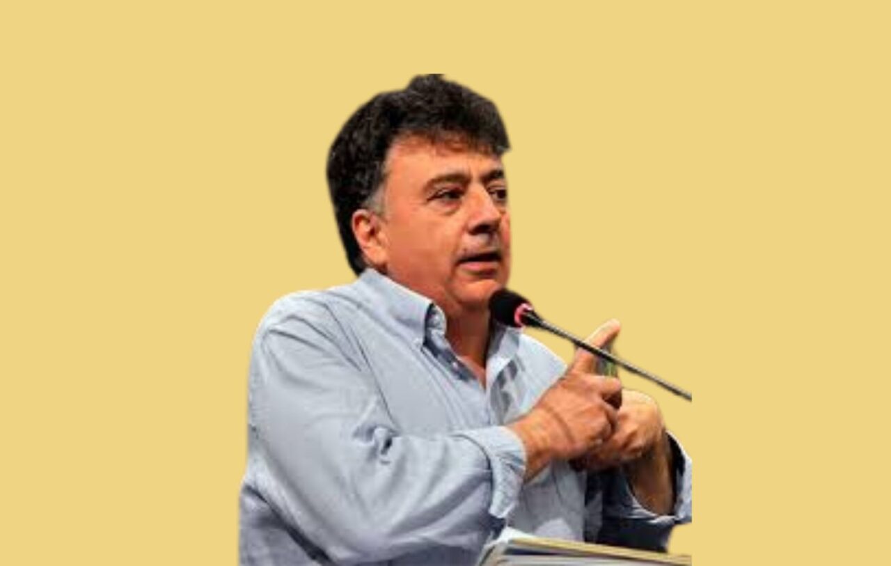 Stefano Ciccone su sfondo giallo