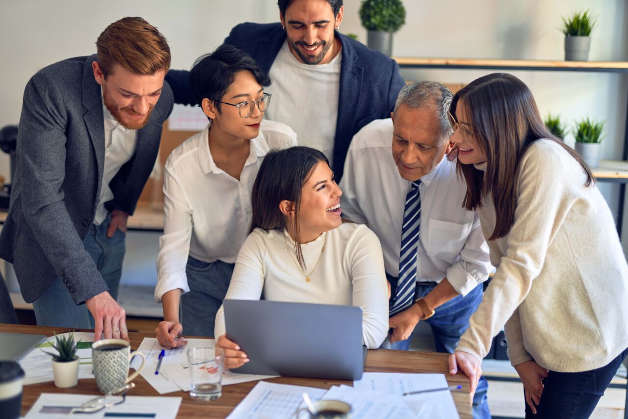 Team di persone che progettano e stanno bene insieme al lavoro