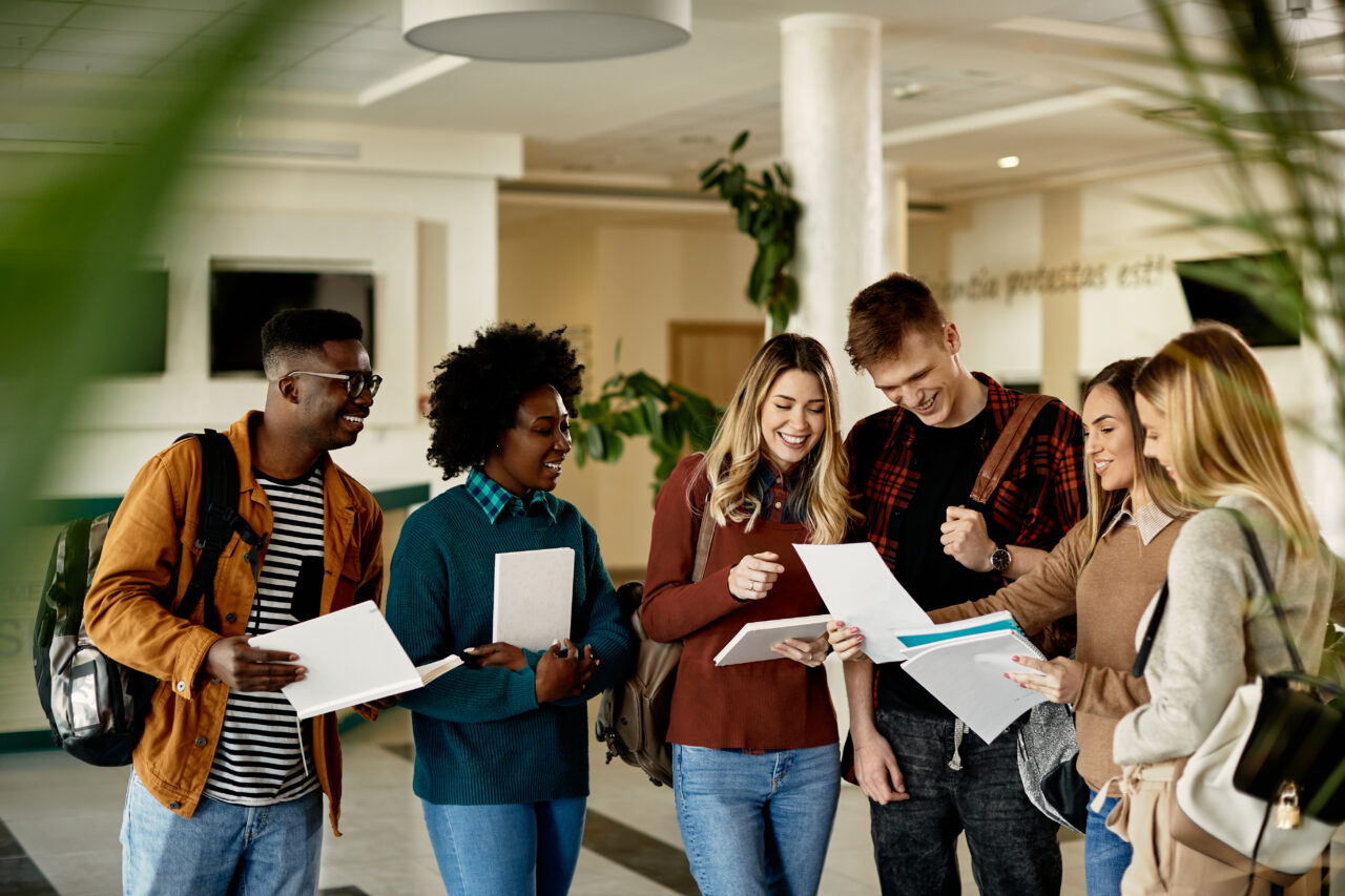 Studenti e studentessi multiculturali si confrontano e stanno insieme