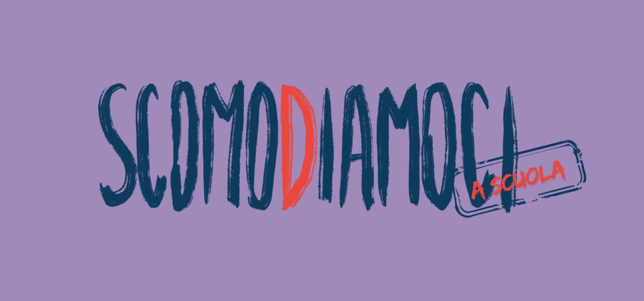 Logo Scomodiamoci nella versione "Scomodiamoci a scuola"