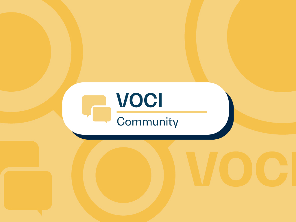Logo della Community VOCI: vignetta con scritta VOCI Community su sfondo giallo