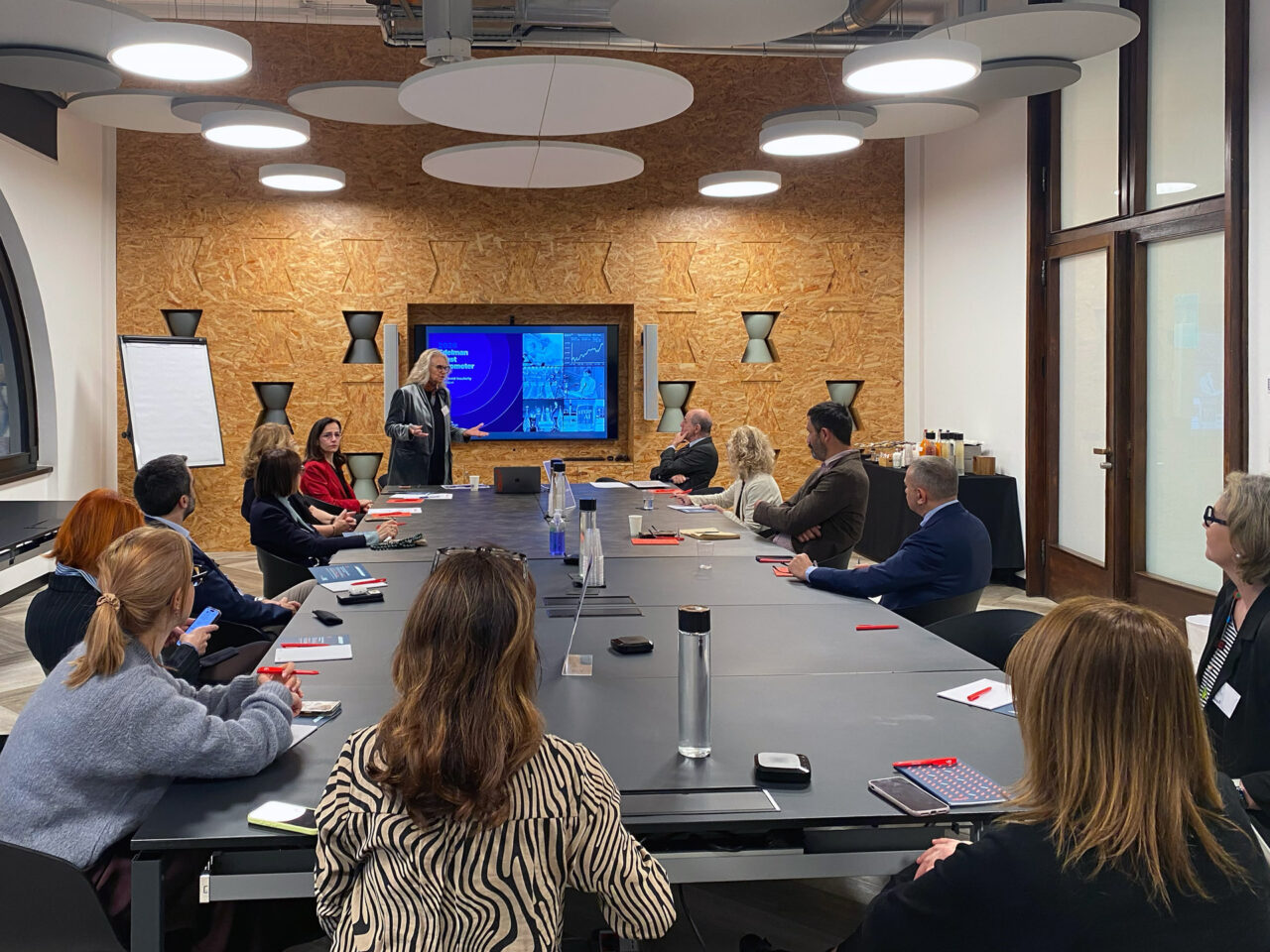 CEO seduti attorno al tavolo durante la CEO breakfast