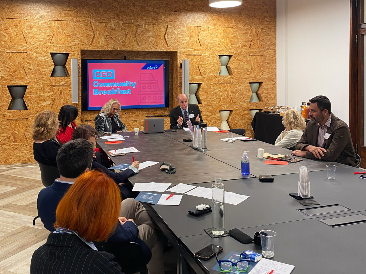 CEO seduti attorno al tavolo durante la CEO breakfast