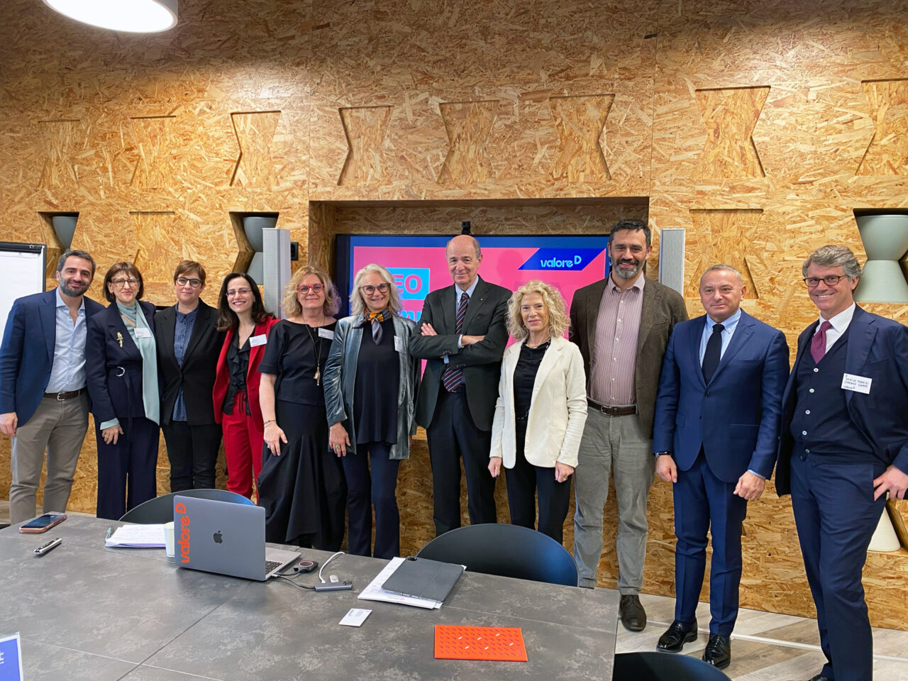 Foto di gruppo che ritrae i e le partecipanti alla CEO Breakfast del 12 marzo 2026 a Roma