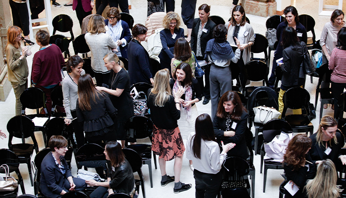 Ripresa dall'alto dell'aula di InTheBoardroom piena di partecipanti